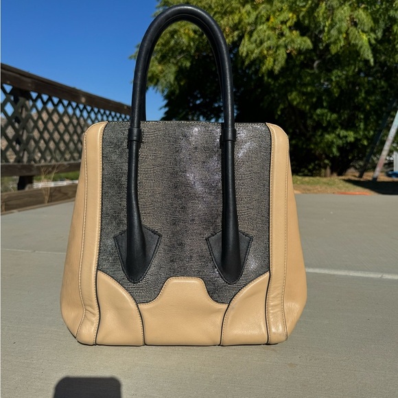 Pour La Victoire PLV BUTLER stingray embossed black nude leather tote purse - Picture 2 of 8